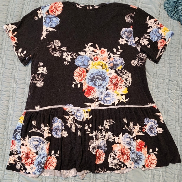 Twenty Ten Black Floral Short Sleeved Tshirt Size Medium - Picture 2 of 4